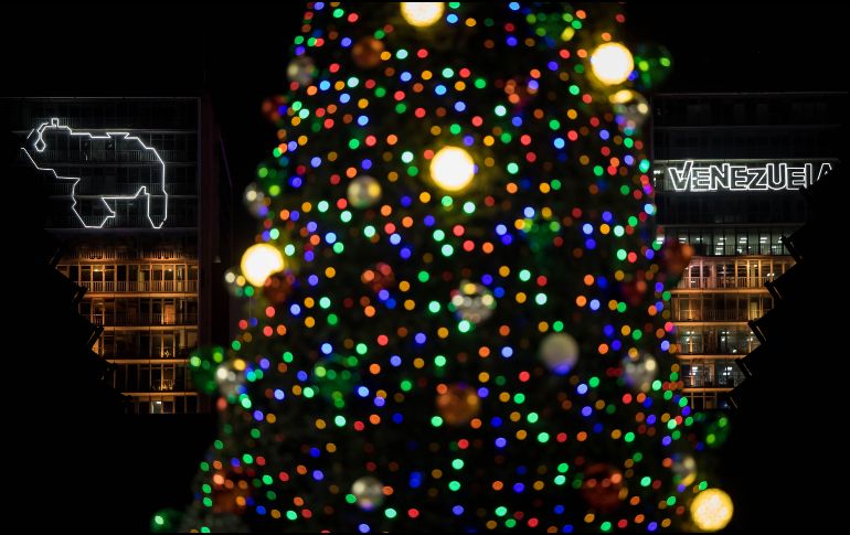 En un mensaje televisado, el presidente de Venezuela, Nicolás Maduro, anunció el adelanto de las fiestas navideñas: “Y por eso este año, en homenaje a ustedes, en agradecimiento a ustedes, voy a decretar el adelanto de la Navidad para el 1 de octubre. EFE/ M.Gutierrez
