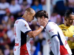 Chicharito Hernández ha sido solidario con la nueva promesa de la ofensiva rojiblanca. IMAGO7/V. Pichardo