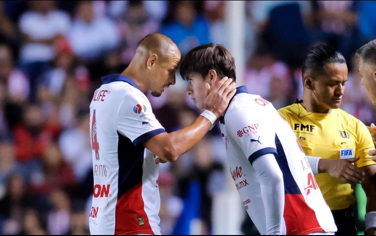 Chicharito Hernández ha sido solidario con la nueva promesa de la ofensiva rojiblanca. IMAGO7/V. Pichardo