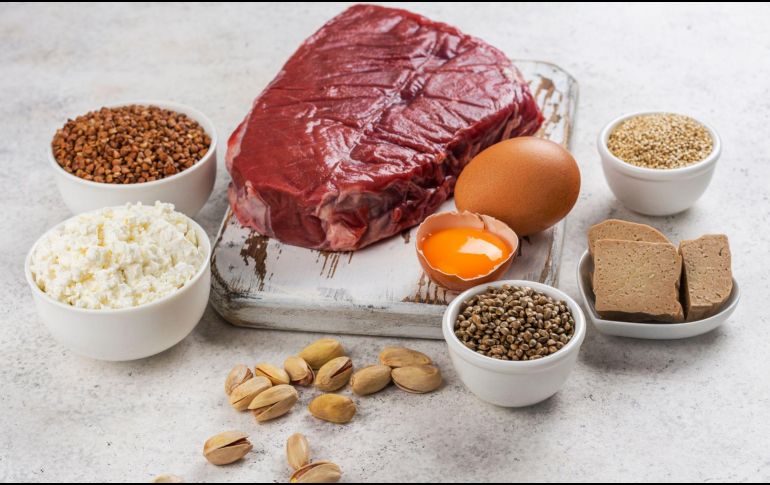 Incluir alimentos como carnes magras, pescado, huevos, legumbres, nueces y productos lácteos puede ayudar a prevenir las consecuencias negativas de una ingesta insuficiente de proteínas. CANVA