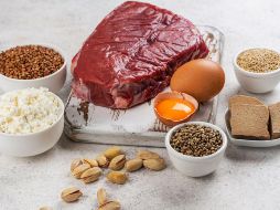 Incluir alimentos como carnes magras, pescado, huevos, legumbres, nueces y productos lácteos puede ayudar a prevenir las consecuencias negativas de una ingesta insuficiente de proteínas. CANVA
