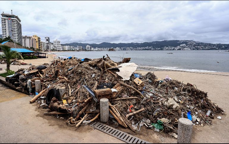 Al entrar a la localidad, en la caseta de peaje de La Venta, un grupo de habitantes de Tierra Colorada, que se vieron afectados por las lluvias, la abordó para solicitar su ayuda. EFE / D. Guzmán