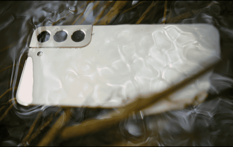 Los celulares que se mojan y no tienen resistencia al agua, al final se dañan por corrosión. Pexels