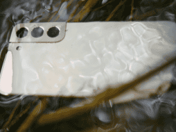 Los celulares que se mojan y no tienen resistencia al agua, al final se dañan por corrosión. Pexels