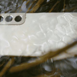 ¿Qué puedo hacer si mi celular se ha caído al agua?