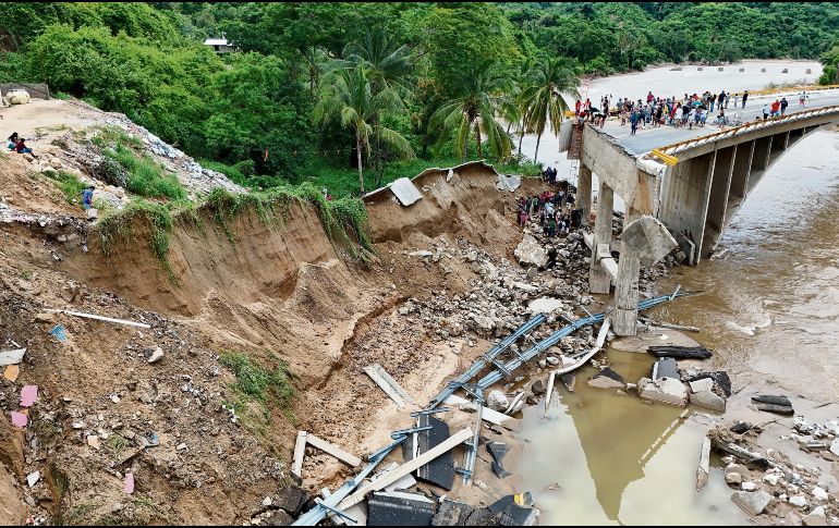 Una de las principales rutas de acceso es la del puente que comunica con la carretera federal Acapulco-Ciudad de México, que al quedar en ruinas, impide la llegada de servicios como el gas. EFE