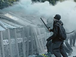 La situación se elevó cuando manifestantes lanzaron artefactos explosivos. EFE