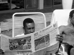 El Rey Pelé lee El Informador en un descanso de la Selección de Brasil en 1970. EL INFORMADOR/Archivo