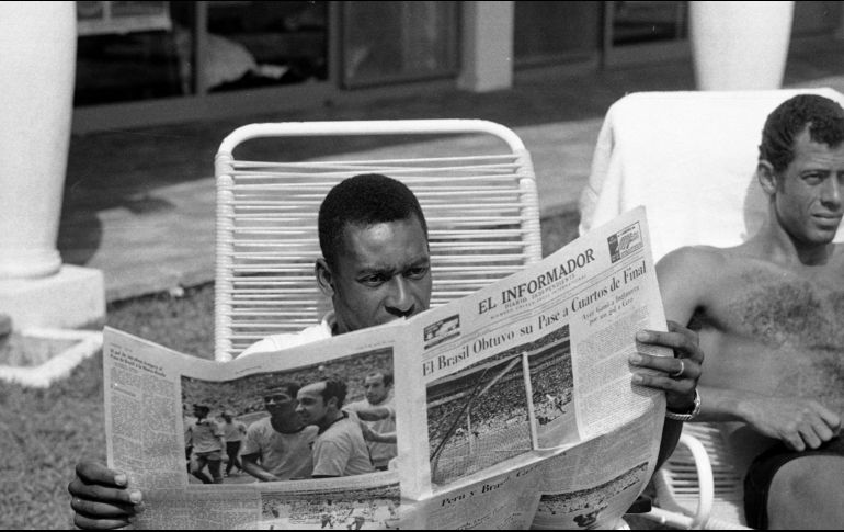 El Rey Pelé lee El Informador en un descanso de la Selección de Brasil en 1970. EL INFORMADOR/Archivo