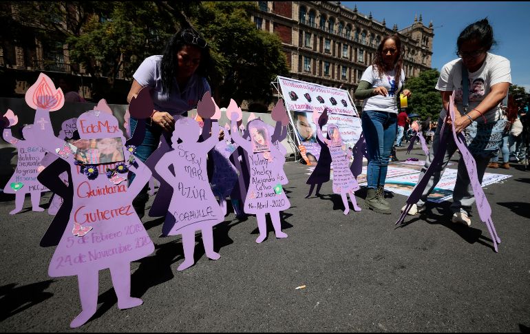 Mujeres colocan figuras que representan a víctimas de feminicidio durante una protesta frente a la Suprema Corte de Justicia, este jueves en Ciudad de México. EFE/ J. Mendez.