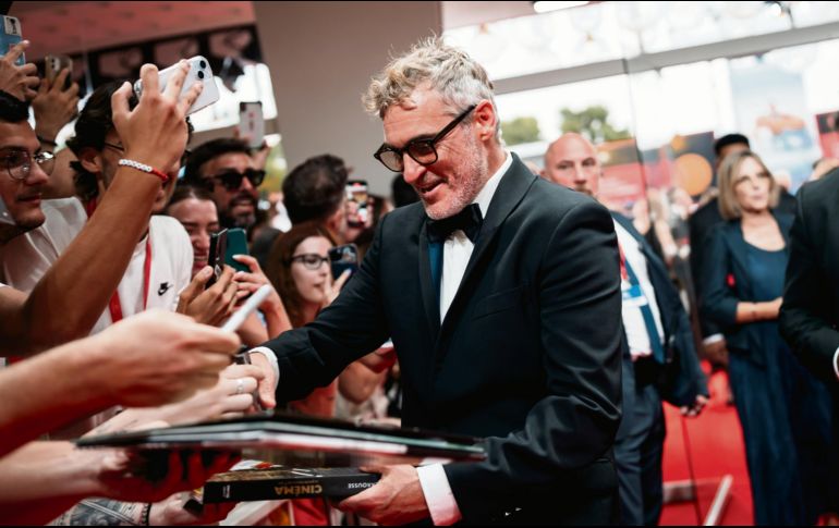 El actor firma autógrafos durante el estreno de la cinta “Joker: Folie À Deux”, en Reino Unido. CORTESÍA