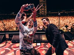 El joven aprovechó la oportunidad y se tomó una foto con Brandon Flowers. CORTESÍA