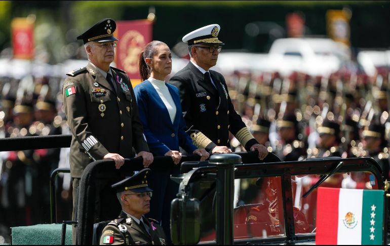 La presidenta de México, Claudia Sheinbaum (c), acompañada del secretario de la Sedena, Ricardo Trevilla Trejo (i) y de la Semar, Raymundo Pedro Morales (d), pasan revista durante la ceremonia de saludo a las Fuerzas Armadas y Guardia Nacional. EFE/I. Esquivel