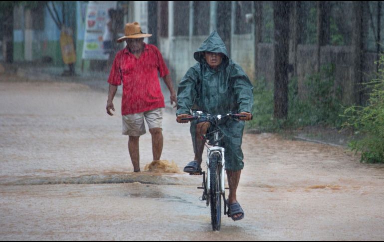 Las lluvias fuertes a torrenciales podrían ocasionar encharcamientos, inundaciones y deslaves, así como incrementar los niveles de ríos y arroyos. EFE / ARCHIVO
