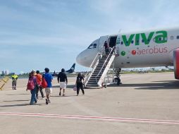 La aeronave que transportaba pasajeros aterrizó en la pista del Aeropuerto de Monterrey.  ESPECIAL / X: @VivaAerobus