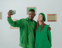 Quienes usan prendas verdes proyectan serenidad y una energía positiva. Pexels