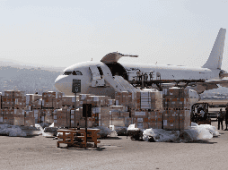 Ayuda proporcionada por la OMS es descargada en un aeropuerto, en Beirut, Líbano, el 4 de octubre de 2024. Xinhua/Bilal Jawich