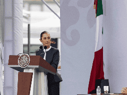 La presidenta Claudia Sheinbaum durante el desfile en conmemoración del Bicentenario de la Constitución de 1824. SUN