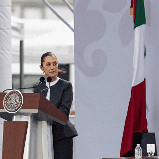 Sheinbaum inicia su primera gira nacional con un vuelo comercial