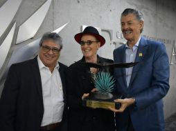 El Consejo Regulador del Tequila A.C. reconoció al cantante Emmanuel, por traspasar fronteras difundiendo la cultura mexicana. ESPECIAL.