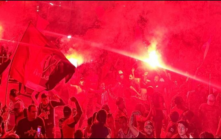 El ambiente se encendió al ritmo de las porras clásicas de la Fiel, que no dejó de entonar 