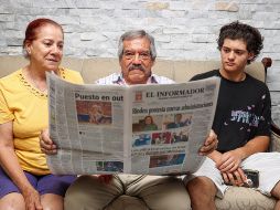 Don Baudelio Rodríguez Reynoso disfruta de los contenidos de todas las ediciones del periódico impreso, sus hijos prefieren la edición digital. EL INFORMADOR/H. Figueroa