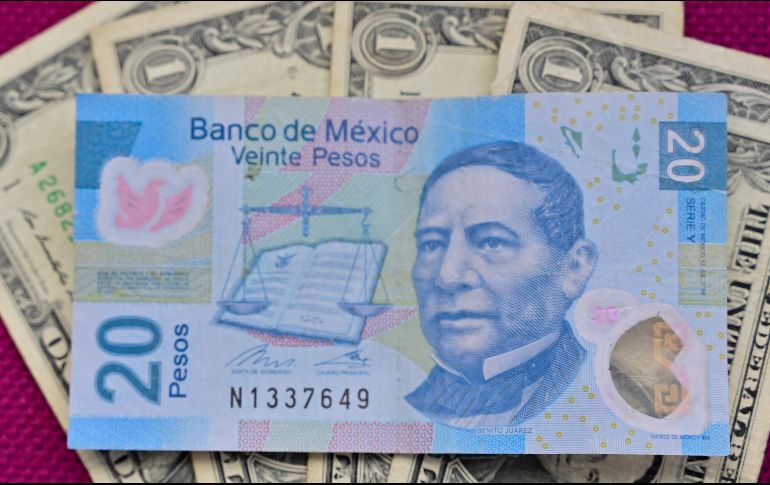 El dólar al menudeo terminó ayer viernes en 19.73 pesos a la venta en las ventanillas en las sucursales de CitiBanamex, 46 centavos por debajo del cierre de la semana pasada. AFP / ARCHIVO