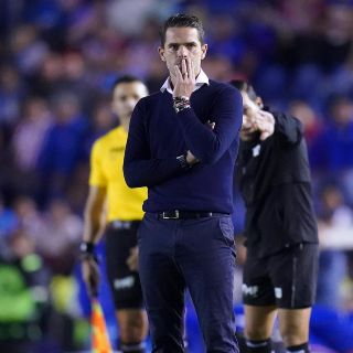 Fernando Gago viajó esta mañana rumbo a Argentina