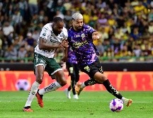 Stiven Barreiro y Rodrigo Aguirre luchan por el balón. El empate les sirve poco a ambos equipos, que están debajo las posiciones que dan acceso al play-in. IMAGO7/R. Balandrán