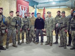 Volodímir Zelenski en Sumi. El presidente de Ucrania (al centro) pasó revista a las tropas de esta región, previo al ataque que sufrió. ESPECIAL