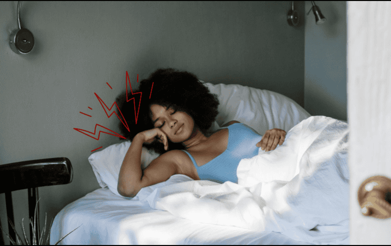 Corregir esta postura es crucial para prevenir complicaciones a largo plazo. Unsplash / Canva