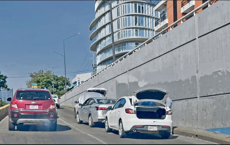 Los llamados choques lamineros provocan caos vial en zonas de alto tráfico vehicular como la Avenida López Mateos. ESPECIAL