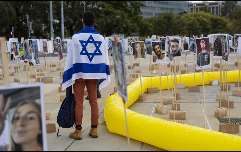 Familiares de los fallecidos, y de los 250 rehenes que capturaron las milicias islamistas en Israel, se manifiestan en contra del primer ministro, a quien le exigen un acuerdo para recuperarlos. EFE / C. Zingaro