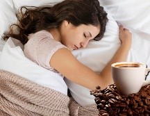 Expertos mencionan que tener el hábito de consumir café es beneficioso, pero también tiene sus problemáticas. FREEPIK