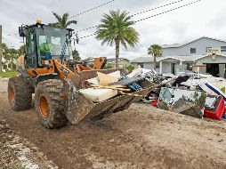 Cuadrillas de limpieza retiran los escombros dejados por Helene. AP