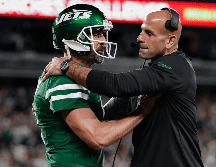 Robert Saleh, entrenador de la NFL, y Aaron Rodgers, quarterback de los Jets. AP / ARCHIVO