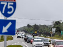 Antes de la esperada llegada a tierra del huracán Milton, una gran corriente de tráfico de evacuación se mueve lentamente hacia el sur desde el noroeste de Florida por la carretera interestatal 75, en Naples, Florida. EFE/C. HERRERA.
