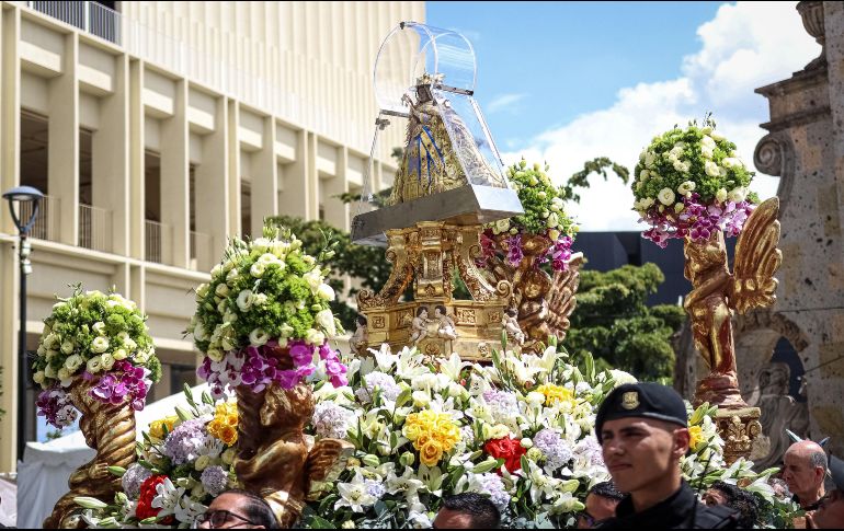 Desde que se iniciaron las obras para la construcción de la Línea 3 del Tren Ligero, la Romería zapopana cambió su ruta, modificando el paso que tenía sobre la avenida Alcalde hacia Ávila Camacho. EL INFORMADOR / ARCHIVO