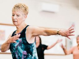 Existen diversas maneras de mantenerse activas a cualquier edad y en cualquier situación, lo que refuerza tanto la salud física como mental. Unsplash