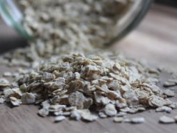 La avena coloidal, resultado de moler la avena en un polvo fino, tiene propiedades emolientes que suavizan la piel y reducen la irritación. Pixabay.