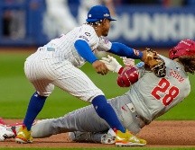 Francisco Lindor, de los Mets de Nueva York, retira en la segunda base a Alec Bohm, de los Filis de Filadelfia. AP/S. Wenig