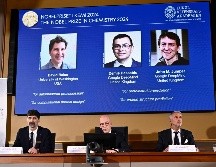Miembros del comité seleccionador anuncian los ganadores del Premio Nobel de Química 2024, cuyas fotos se muestran al fondo. EFE/EPA/C. Olsson