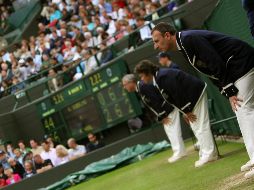 En las 18 pistas competitivas de su sede, el All England Club, se utilizará en 2025 el sistema automático de canto de líneas, lo que supondrá la eliminación de unos 300 jueces de línea que operaban en el torneo. AFP / ARCHIVO