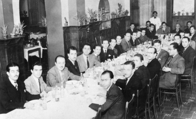 Una fotografía tomada en 1941, donde doctores y practicantes del Hospital Civil cenan en el comedor del Hotel Francés. EL INFORMADOR/ARCHIVO&nbsp;