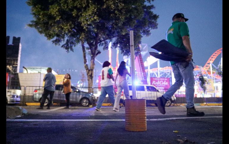 Durante esta temporada, cientos de cocheras particulares y ‘apartalugares’ cobran desde 50 hasta casi los 300 pesos para permitir que conductores que acuden a las Fiestas de Octubre se puedan estacionar en un lugar cercano al Auditorio Benito Juárez. EL INFORMADOR / H. Figueroa