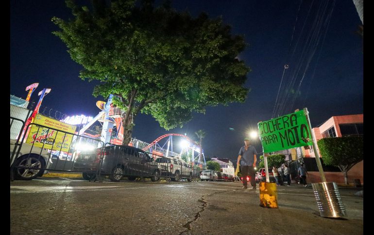 Durante esta temporada, cientos de cocheras particulares y ‘apartalugares’ cobran desde 50 hasta casi los 300 pesos para permitir que conductores que acuden a las Fiestas de Octubre se puedan estacionar en un lugar cercano al Auditorio Benito Juárez. EL INFORMADOR / H. Figueroa