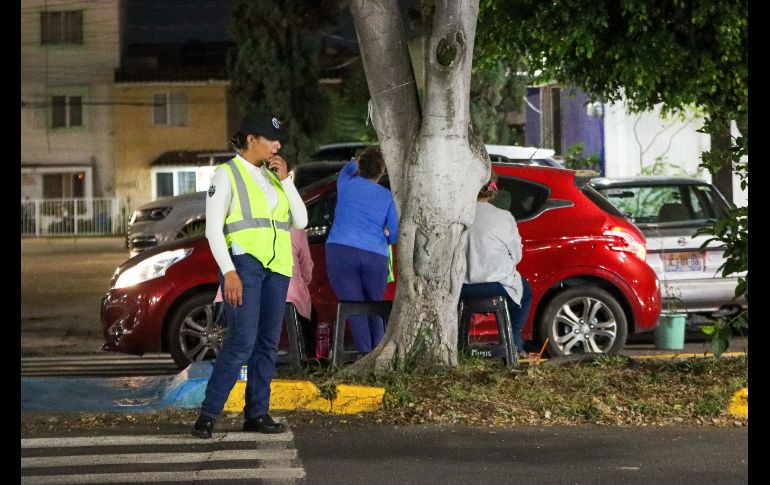 Durante esta temporada, cientos de cocheras particulares y ‘apartalugares’ cobran desde 50 hasta casi los 300 pesos para permitir que conductores que acuden a las Fiestas de Octubre se puedan estacionar en un lugar cercano al Auditorio Benito Juárez. EL INFORMADOR / H. Figueroa