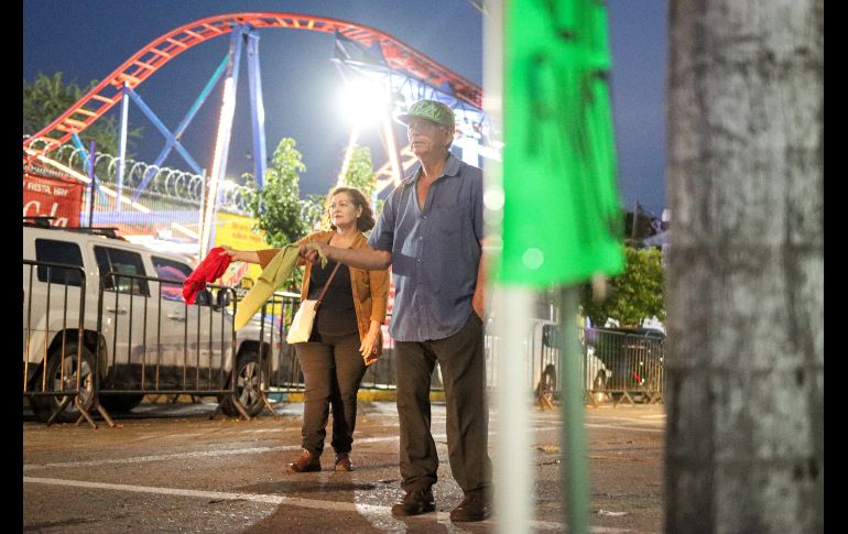 Durante esta temporada, cientos de cocheras particulares y ‘apartalugares’ cobran desde 50 hasta casi los 300 pesos para permitir que conductores que acuden a las Fiestas de Octubre se puedan estacionar en un lugar cercano al Auditorio Benito Juárez. EL INFORMADOR / H. Figueroa