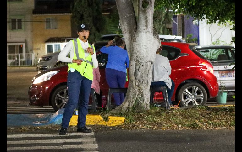 Durante esta temporada, cientos de cocheras particulares y ‘apartalugares’ cobran desde 50 hasta casi los 300 pesos para permitir que conductores que acuden a las Fiestas de Octubre se puedan estacionar en un lugar cercano al Auditorio Benito Juárez. EL INFORMADOR / H. Figueroa
