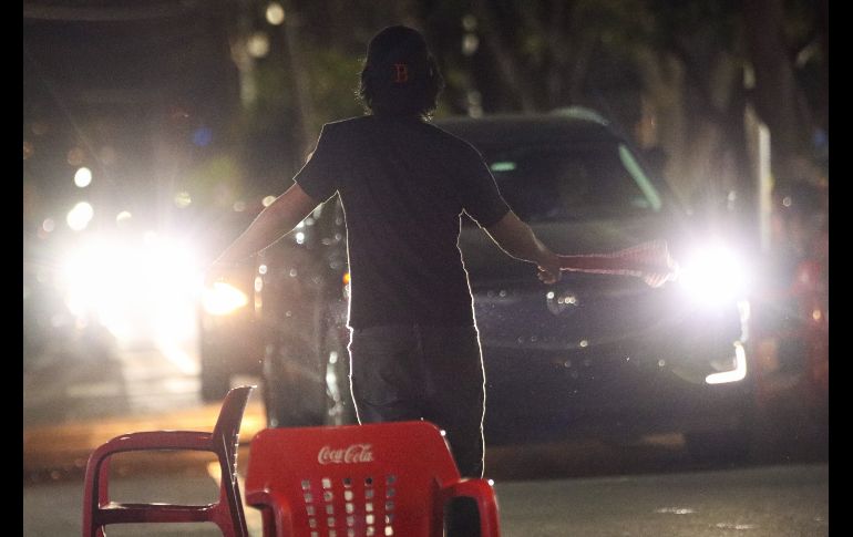 Durante esta temporada, cientos de cocheras particulares y ‘apartalugares’ cobran desde 50 hasta casi los 300 pesos para permitir que conductores que acuden a las Fiestas de Octubre se puedan estacionar en un lugar cercano al Auditorio Benito Juárez. EL INFORMADOR / H. Figueroa